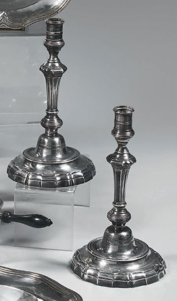 Paire de flambeaux en argent et deux bobèches,...