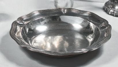 Plat creux en argent, à contours et moulures...