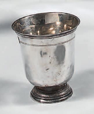 Timbale tulipe en argent uni, posant sur...
