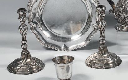 Paire de flambeaux en argent, la base ronde...