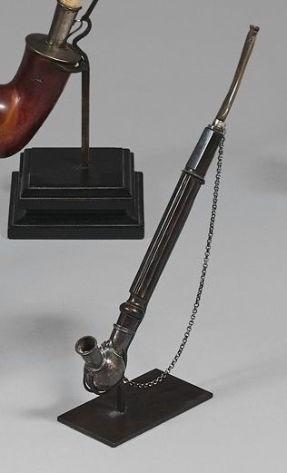 Pipe, le fourneau en argent gravé d'une inscription,...