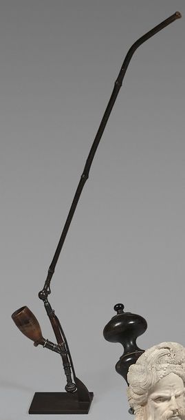 Pipe, le fourneau ovoïde, en terre marbrée,...