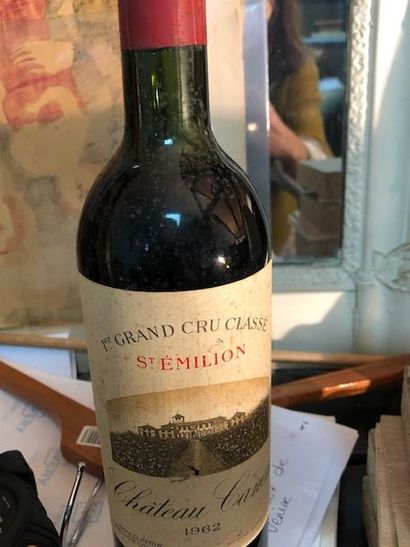 Six bouteilles de Bordeaux comprenant:
-...