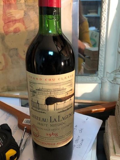 Six bouteilles de Bordeaux comprenant:
-...