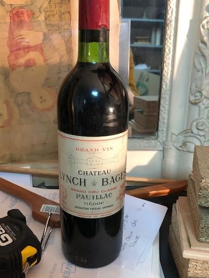 Six bouteilles de Bordeaux comprenant:
-...