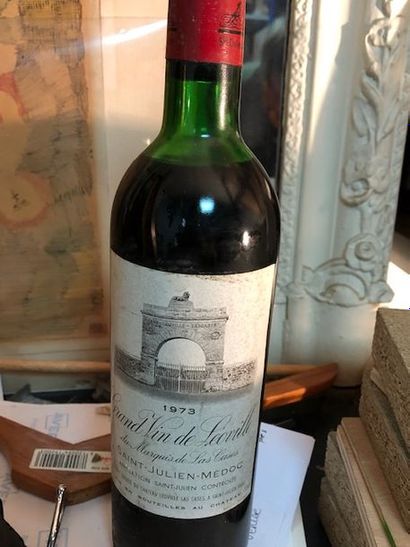 Six bouteilles de Bordeaux comprenant:
-...