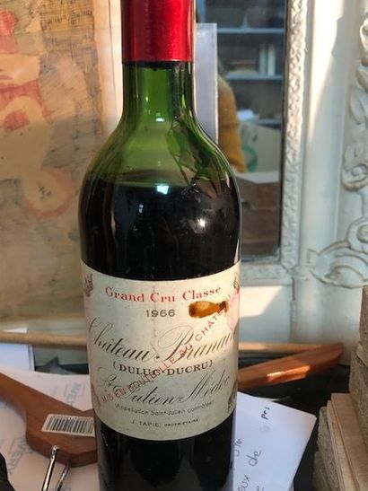 Six bouteilles de Bordeaux comprenant:
-...