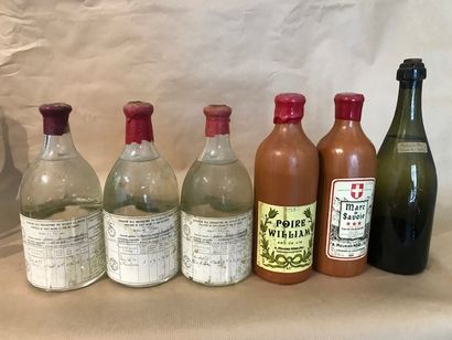 Réunion d'alcools blancs anciens de la Maison...