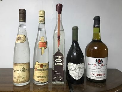 Réunion de six bouteilles:
- Bas-Armagnac,...