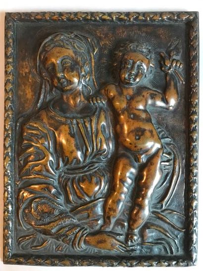 Vierge à l'Enfant.
Plaquette en alliage cuivreux.
Probablement...
