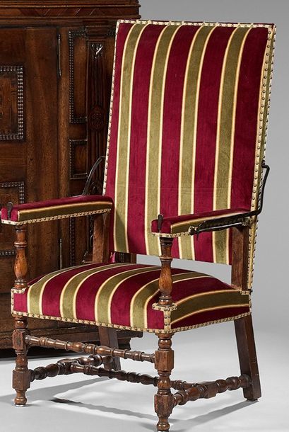 Fauteuil dit de malade en bois fruitier tourné...