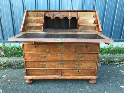Commode scriban en bois fruitier et placage...