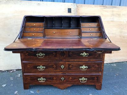 Commode scriban en bois de placage à décor...