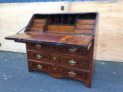 Commode scriban en bois de placage à décor...