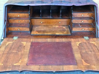 Commode scriban en bois de placage à décor...
