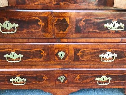 Commode scriban en bois de placage à décor...