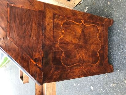 Commode scriban en bois de placage à décor...