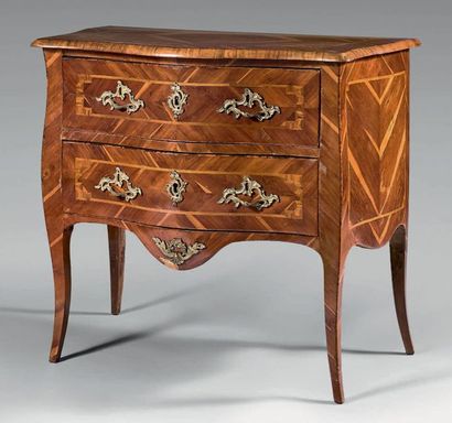 Petite commode galbée sur toutes faces en...