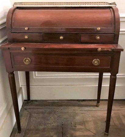 * Petit bureau en acajou, la partie haute...