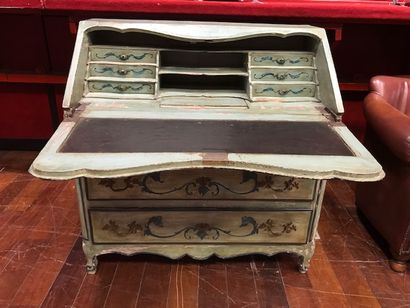 Bureau scriban en bois laqué bleu pâle, à...