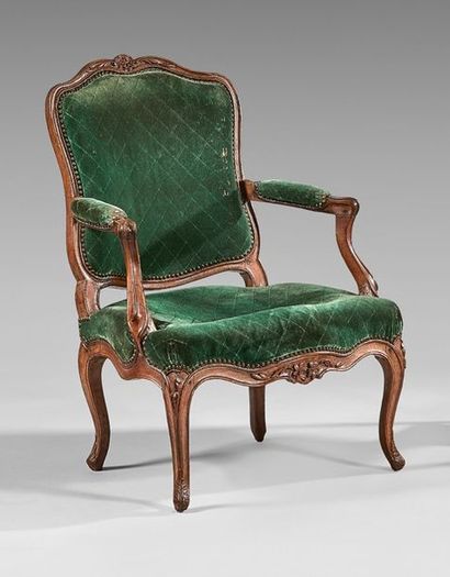 Fauteuil en bois fruitier mouluré et sculpté...