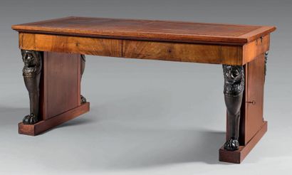 Large bureau plat en acajou et placage d'acajou,...