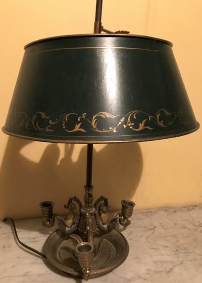 * Lampe bouillotte en bronze doré, le fût...