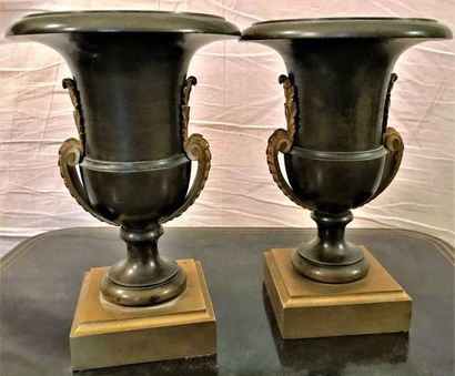 * Paire de vases Médicis en bronze patiné,...