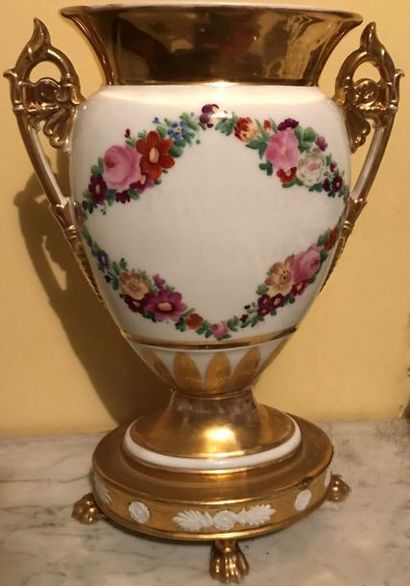 * Grand vase en porcelaine de Paris à décor...