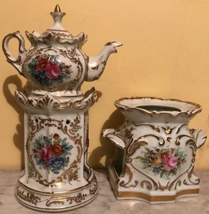 * Tisanière en porcelaine blanche et or à...