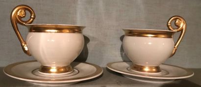 * Paire de tasses et leur soucoupe en porcelaine...