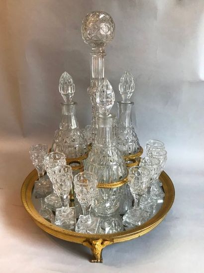 Service à liqueur, le présentoir en bronze...