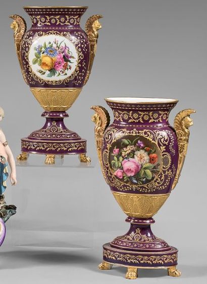 Paire de grands vases balustre à panse aplatie,...