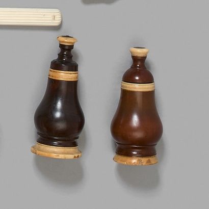 Deux pots couverts de forme balustre, en...