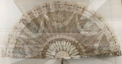 Eventail, la monture en os ajouré à décor...