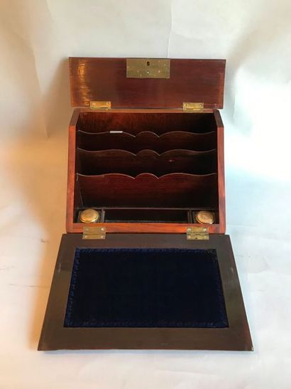 Coffret écritoire en placage de bois de rose...