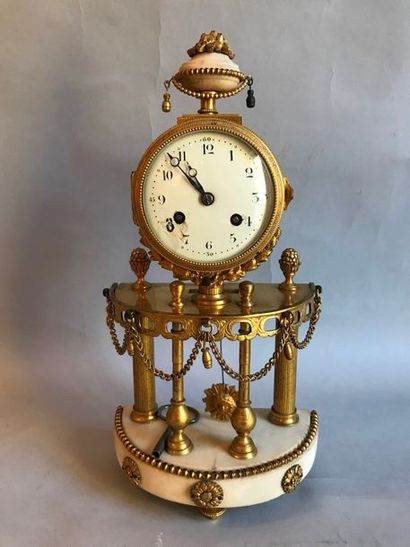 Pendule portique de forme demi-lune, en bronze...