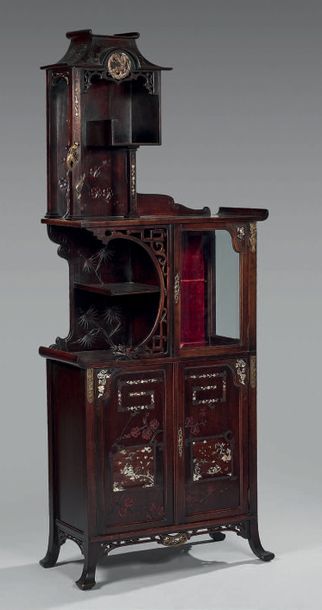 Vitrine en acajou marqueté de nacre et gravé...