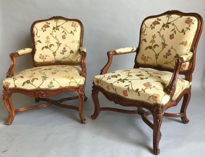 Paire de fauteuils en bois naturel mouluré...