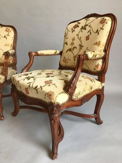 Paire de fauteuils en bois naturel mouluré...