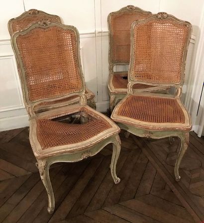 * Suite de quatre chaises à dossier légèrement...
