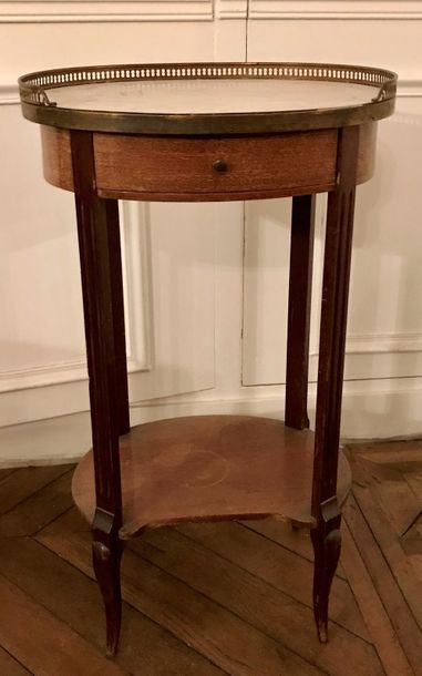 * Table de salon ovale en acajou verni. Ouvre...