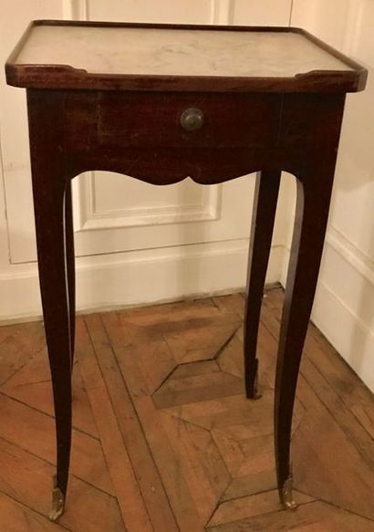 * Petite table en bois verni, la ceinture...