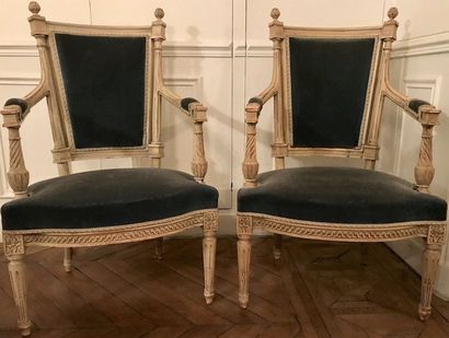 * Paire de fauteuils à dossier cabriolet...
