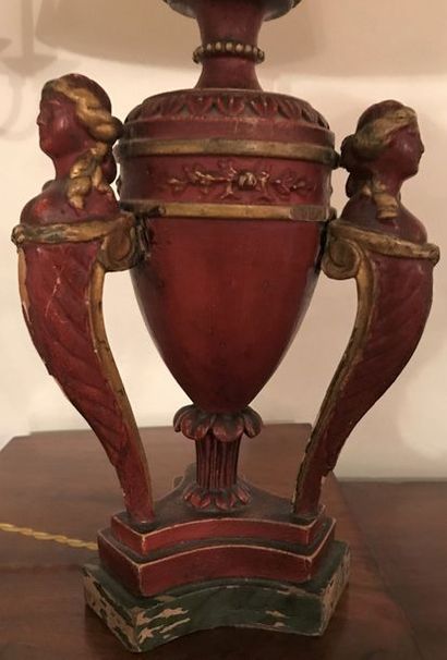 * Paire de lampes en bois laqué rouge et...