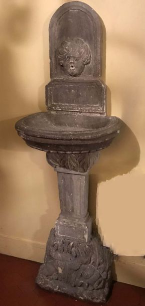 * Fontaine en pierre. La partie haute sculptée...