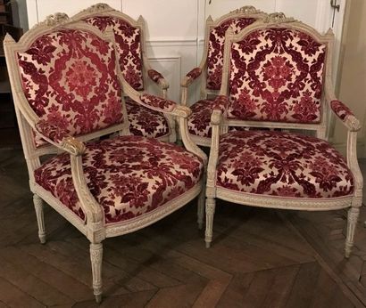 * Suite de quatre fauteuils à dossier plat...