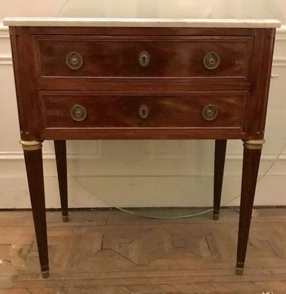 * Petite commode en acajou mouluré, les montants...