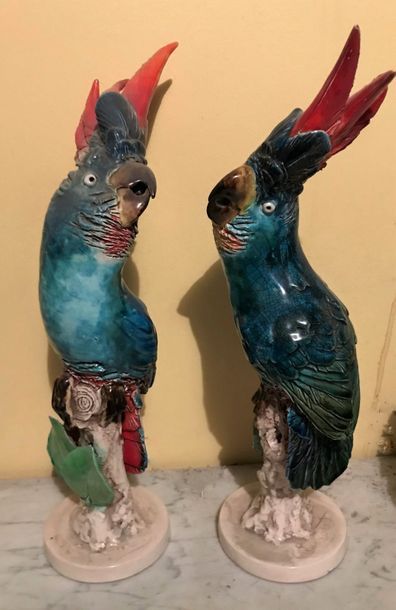 * Paire de statuettes de perroquet en céramique...
