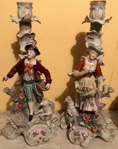* Paire de flambeaux en porcelaine polychrome...